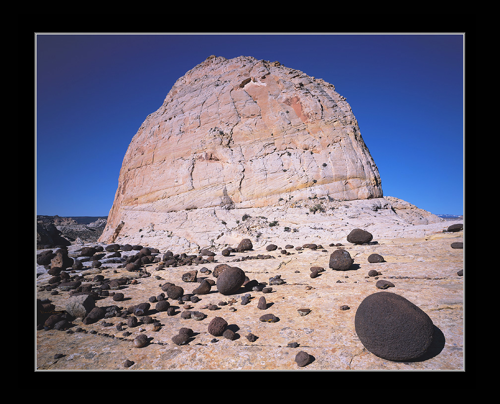 Black Basalt Ball & Navaho Sandstone Dome